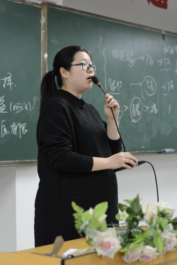 南琳芝老师做总结性发言.JPG 南琳芝老师做总结性发言.JPG