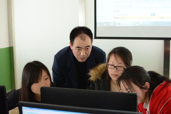 潘晓光老师给员工认真的讲解.JPG 潘晓光老师给员工认真的讲解.JPG
