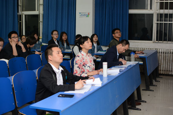 专业评委老师的认真聆听.JPG 专业评委老师的认真聆听.JPG