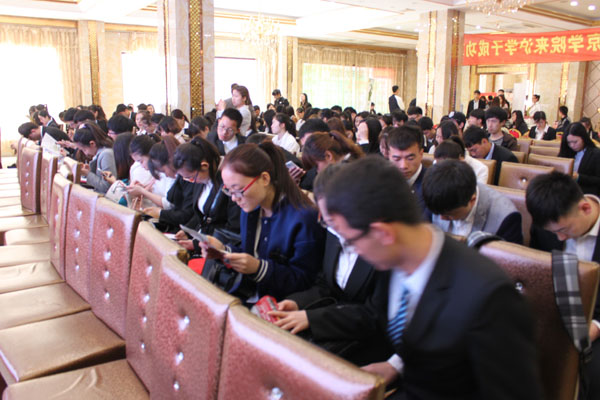 认真聆听.JPG 认真聆听.JPG