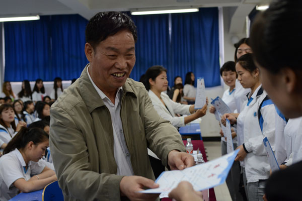 贾经理颁发证书.JPG 贾经理颁发证书.JPG