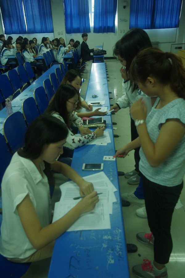 各班抽选同学进行抽签.JPG 各班抽选同学进行抽签.JPG