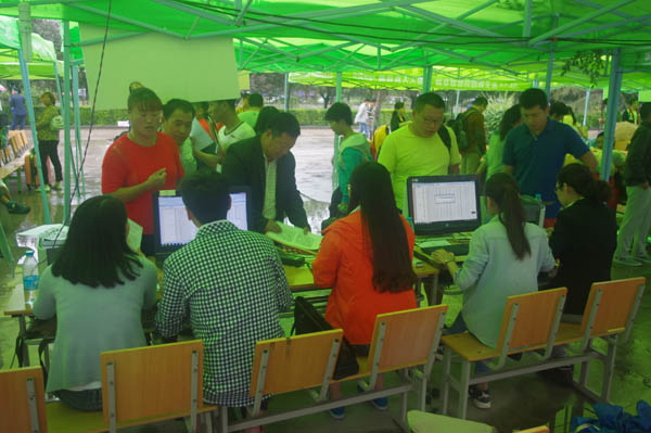 经贸学院迎新现场.JPG 经贸学院迎新现场.JPG
