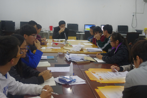 鹿老师主持员工座谈会.JPG 鹿老师主持员工座谈会.JPG