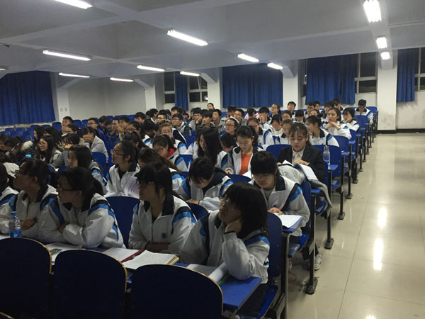 同学们认真观赛2.JPG 同学们认真观赛2.JPG