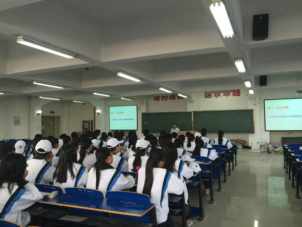 黄老师作报告2.JPG 黄老师作报告2.JPG