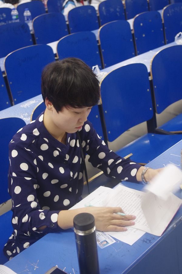 杨婷老师认真审阅选手稿件.JPG 杨婷老师认真审阅选手稿件.JPG