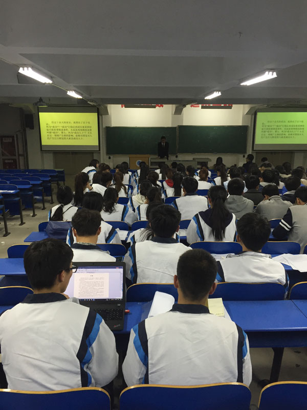 同学们认真观赛.JPG 同学们认真观赛.JPG