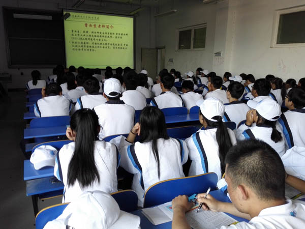 员工认真做记录.jpg