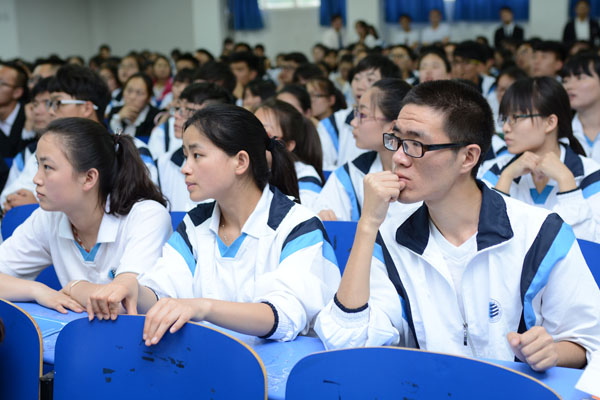 参会员工认真聆听报告.JPG 参会员工认真聆听报告.JPG
