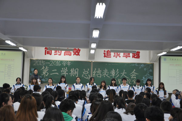 6 优秀员工接受表彰.JPG 6 优秀员工接受表彰.JPG