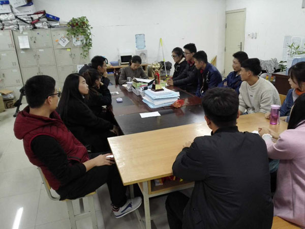 韩亚轩老师与员工座谈.jpg 韩亚轩老师与员工座谈.jpg