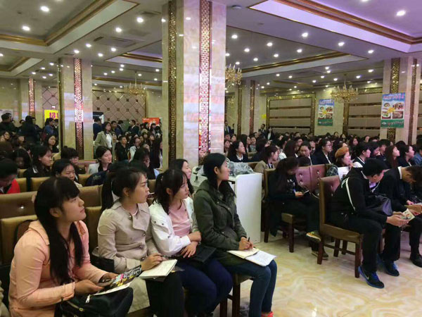 员工参加专场招聘会.jpg 员工参加专场招聘会.jpg