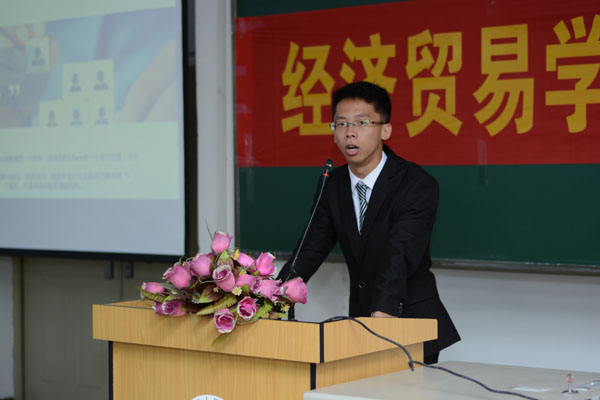 选手的认真讲解.JPG 选手的认真讲解.JPG