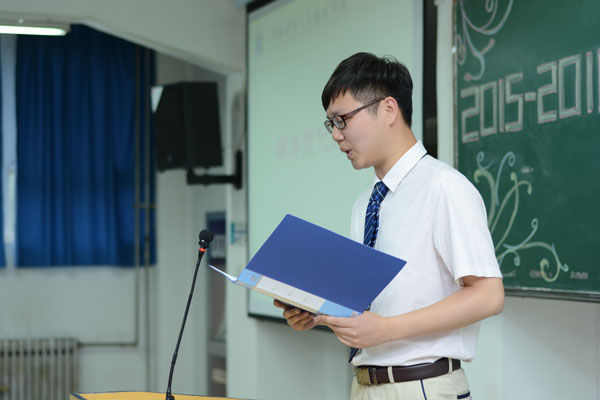 辅导员代表周乐老师发言.JPG 辅导员代表周乐老师发言.JPG