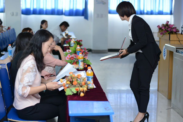 选手进行对软件进行讲解.JPG 选手进行对软件进行讲解.JPG