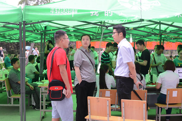 二级学院领导与新生交流.JPG 二级学院领导与新生交流.JPG