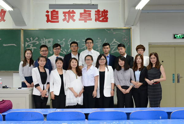 经贸学院部分辅导员合影.jpg 经贸学院部分辅导员合影.jpg
