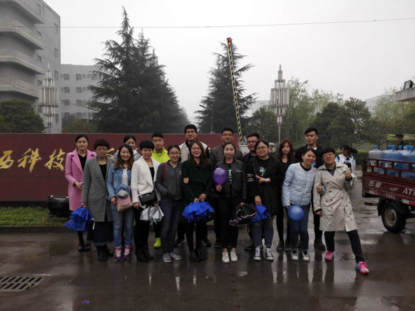 经贸学院鹿龙老师带领全体辅导员送别13级员工.jpg 经贸学院鹿龙老师带领全体辅导员送别13级员工.jpg