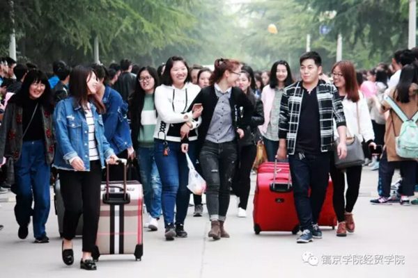 同学们怀着对上海的憧憬.jpg 同学们怀着对上海的憧憬.jpg