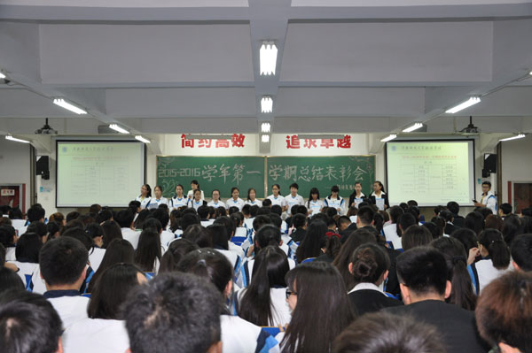 获奖员工上台领奖.JPG 获奖员工上台领奖.JPG