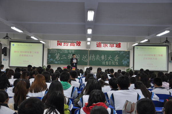 2 鹿老师颁发奖.JPG 2 鹿老师颁发奖.JPG