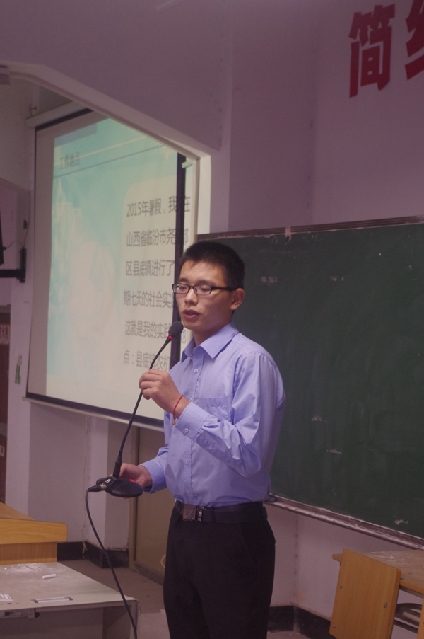 行政1401班员工代表认真汇报.JPG 行政1401班员工代表认真汇报.JPG