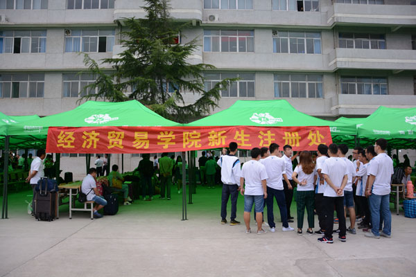 经贸学院迎新现场.JPG 经贸学院迎新现场.JPG