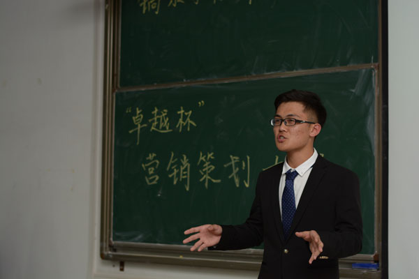 选手们的向观众描述产品方案.JPG 选手们的向观众描述产品方案.JPG