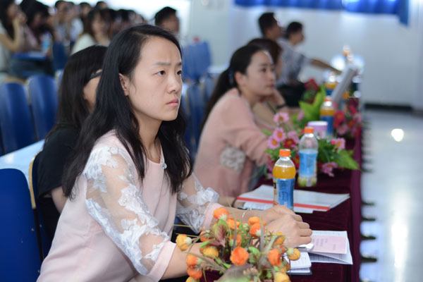评委的认真聆听.JPG 评委的认真聆听.JPG