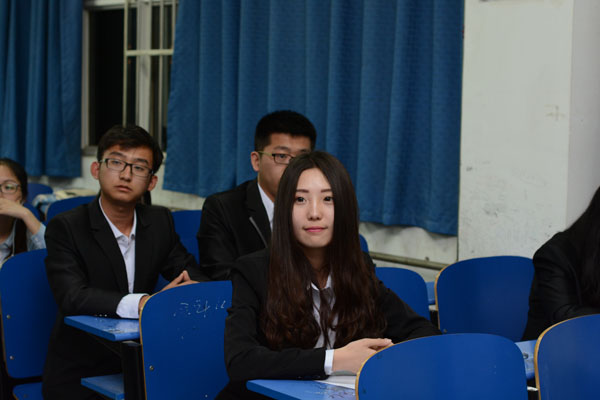 员工观看比赛现场.JPG 员工观看比赛现场.JPG