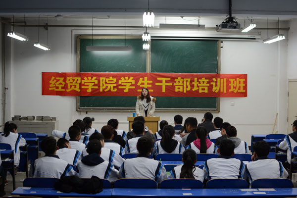 柏银老师主持开班典礼.JPG 柏银老师主持开班典礼.JPG