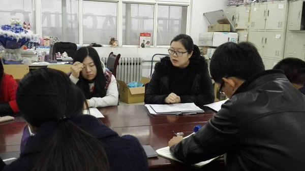 南老师主持教师座谈会.jpg 南老师主持教师座谈会.jpg