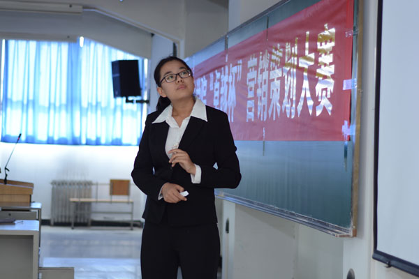 同学阐述PPT所讲内容.JPG 同学阐述PPT所讲内容.JPG